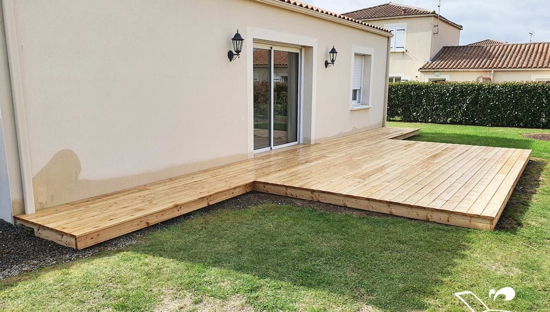 artisan terrasse de piscine en bois qualite meleze vendee