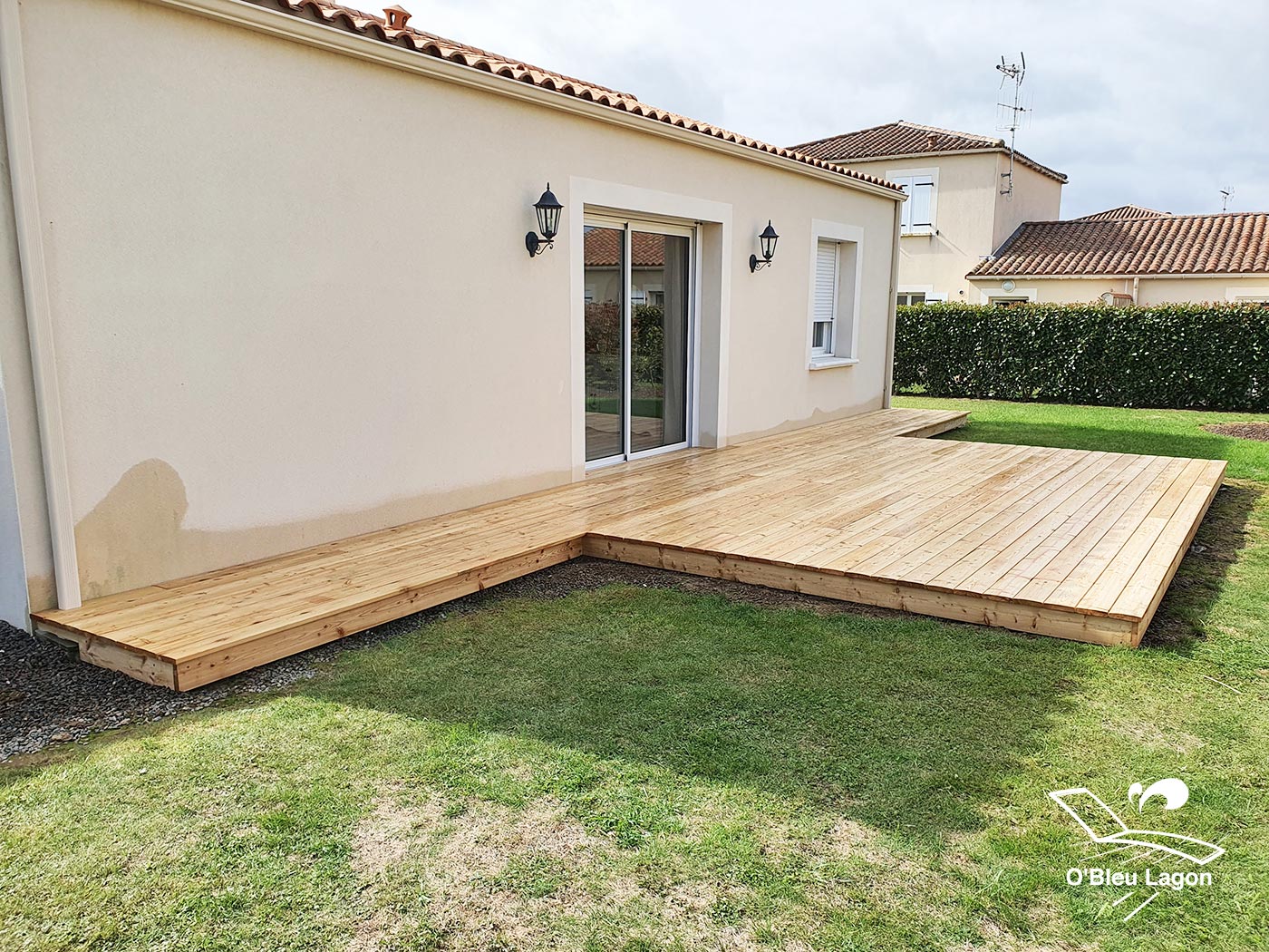 artisan terrasse de piscine en bois qualite meleze vendee