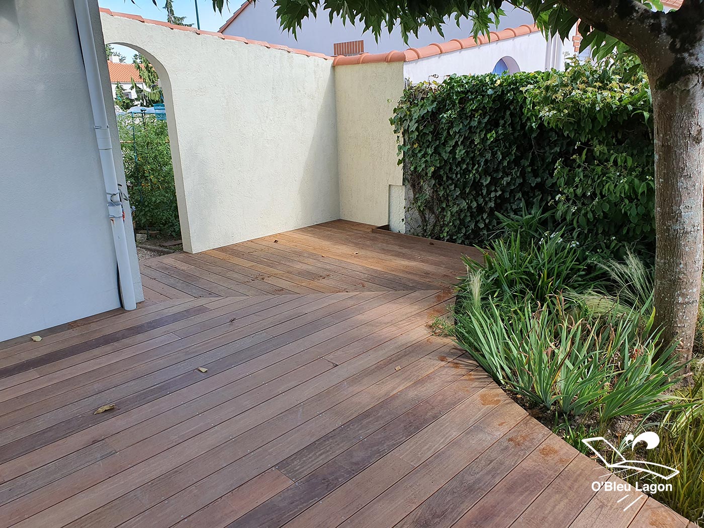 conception petite terrasse bois ipe forme arrondie vendee