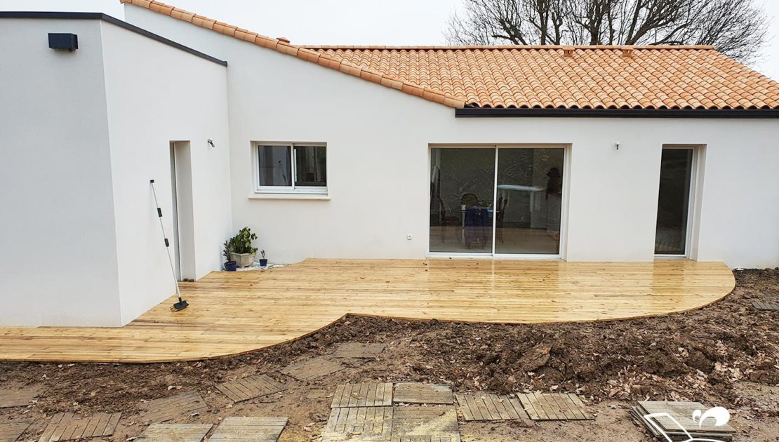 conception terrasse de piscine en bois meleze de siberie vendee